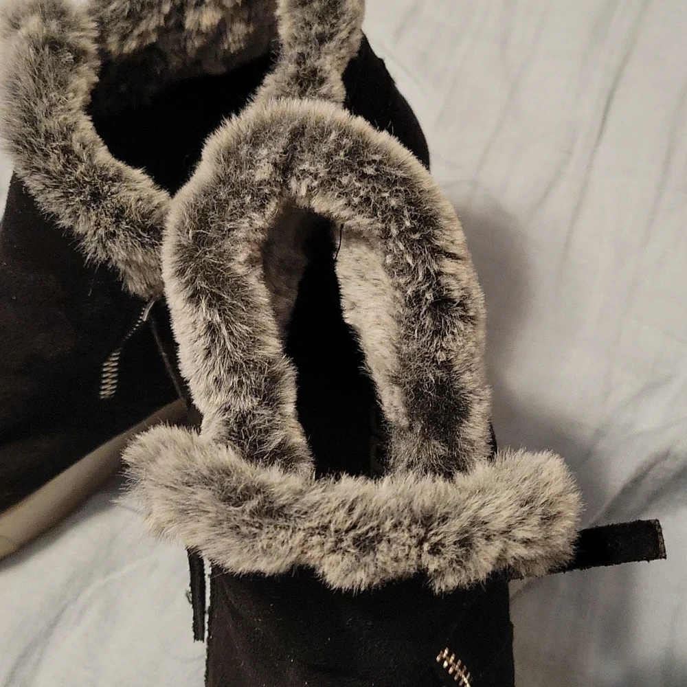 EUC Soda Black suede, faux fur zip up wedges, size 10 - Picture 2 of 6